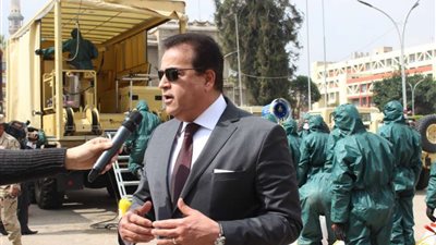 وزير التعليم العالي يشهد عمليات تعقيم وتطهير عدد من مبانى كليات جامعة عين شمس