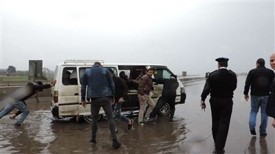 مرور القليوبية تشارك في رفع آثار المياه من على الطريق الزراعي