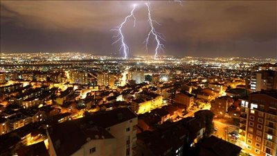 هل يمكن أن تتجنب صواعق البرق.. تعرف على الطريقة؟