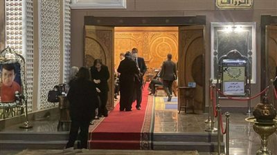 بشرى ويسرا أول الحضور.. بدء عزاء سمير صبري بمسجد الشرطة (صور)