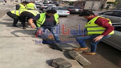 مستقبل وطن بمدينة نصر يقوم بإصلاح تلفيات الطرق التي سببتها الأمطار