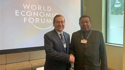 وزير البترول يلتقي أمين عام أوبك في دافوس