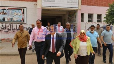 عقب جولته الميدانية بأشمون .. محافظ المنوفية يلتقي أهالي قرية جريس وشما  بمكتبه لبحث مطالبهم