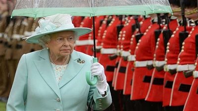 إجراءات احترازية.. الملكة إليزابيث تغادر قصرها بسبب كورونا