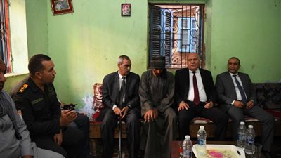 محافظ قنا يؤدي واجب العزاء لأسرة شهيد حياة كريمة بنجع حمادي