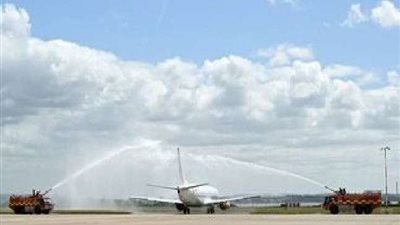 وصول بعثة ليفربول إلى باريس واستقبالها برش الماء على الطائرة(صور)