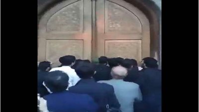 الحرس الثوري بإيران يكسر الحجر الصحي ويفتح مزار السيدة معصومة