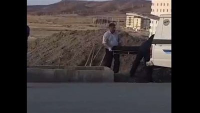 فيديو مأساوي لدفن ضحايا كورونا في إيران