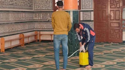 لمواجهة كورونا.. أهالي قرية الرملة ببنها يتطوعون لتعقيم مساجد القرية