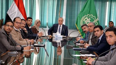 محافظ القليوبية يبحث إنشاء محطات وسيطة للقمامة بالمدن