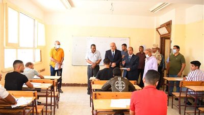الداودي يتفقد امتحانات الدبلومات الفنية بمدارس قنا