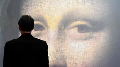 مجنون يلطخ لوحة الموناليزا بالقشدة والسبب مفاجيء