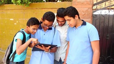 طلاب الأول الثانوي العام يؤدون امتحان التاريخ والفيزياء