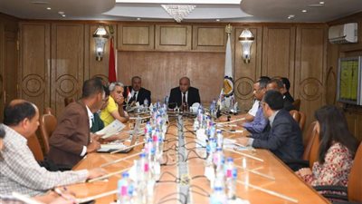 محافظ قنا يوجه بتيسير  إجراءات تراخيص سيارات الطعام المتنقلة للشباب