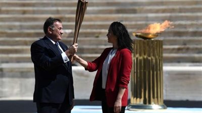 اليابان تتسلم الشعلة الأولمبية من اليونان وسط أجواء صامتة