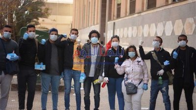 بالصور.. متطوعون يوزعون كمامات على أهالي السيدة زينب