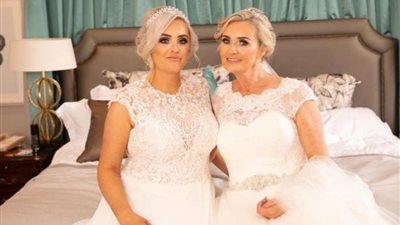 فتاة تطلب من والدتها مشاركتها في حفل الزفاف وشهر العسل