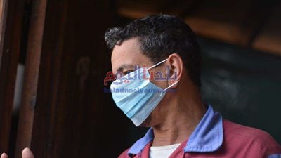 السعودية.. القبض على شخصين يشربان سائلًا منتهي الصلاحية لخداع المواطنين