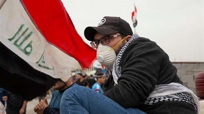 فيديو| زوار ضريح في العراق يتحدون الحظر.. والصحة تحذر: نحن في خطر