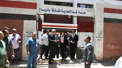 محافظ قنا يتابع انتظام سير امتحانات الدبلومات الفنية بمدرسة الثانوية التجارية المشتركة