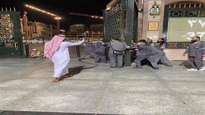 بالفيديو.. خطيب المسجد النبوي يبكي خلال صلاة الجمعة