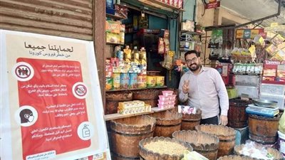 تعليق لوحات إرشادية بمحال البقالة للوقاية من فيروس كورونا بشبرا