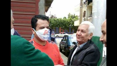 أمين الجيل الديمقراطي بالمنيا يوزع كمامات وقفازات على المواطنين بالشوارع