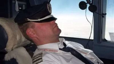 ماشي في نور الله.. فصل طيار من عمله لسبب صادم