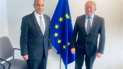 السفير المصري لدى الاتحاد الأوروبي يبحث سبل تعزيز التعاون مع مفوض الاتحاد الأوروبي للزراعة