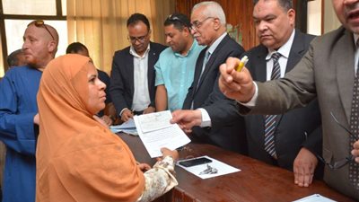 التأمين على الماشية يسلم شيكات التعويضات لعملائه بالدقهلية