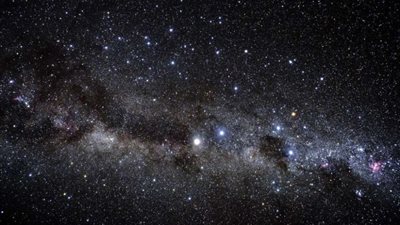 بعد قليل.. ظاهرة فلكية اقتران القمر مع النجوم