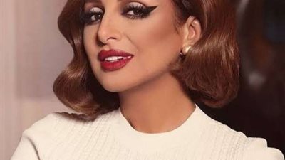 أنغام.. تقود طائرة بذراع واحد بعد تخطي وعكتها الصحية.. صور