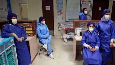 صور| بعد تفشي كورونا.. ممرضات يواجهن نقص المستلزمات الطبية بـ