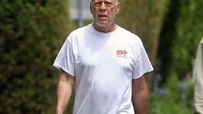 بعد اعتزاله للتمثيل بسبب إصابته بمرض أفقده النطق.. شاهد أول ظهور لـ