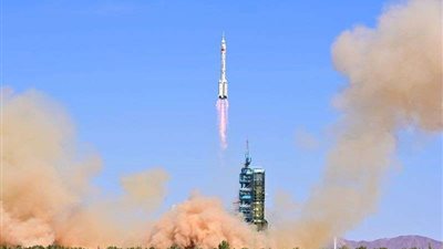 الصين تطلق 3 رواد إلى محطتها الفضائية على متن 