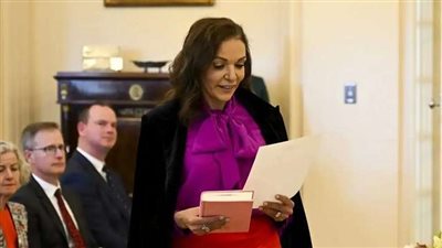 أول مصرية تتولى منصبًا وزاريًا في أستراليا تقسم اليمين وبيدها المصحف.. تعرف عليها