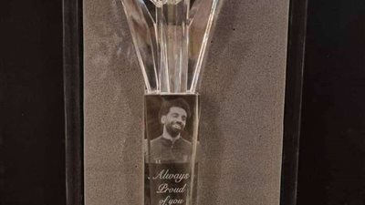 شاهد ..  درع تكريم محمد صلاح قبل انطلاق مباراة غينيا