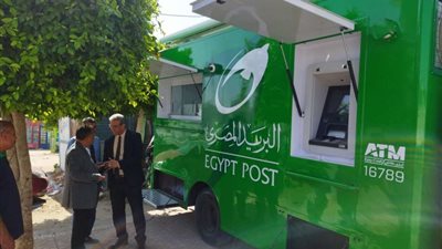 سيارة بريد متنقلة بجوار المركز التكنولوجي لمجلس مدينة مرسى مطروح