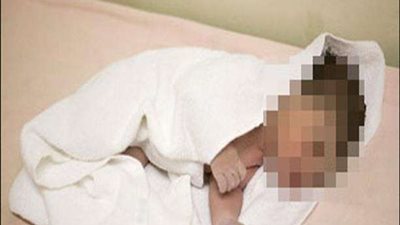 النيابة تأمر بتفريغ الكاميرات لتحديد هوية مرتكب واقعة القاء رضيع بالقمامة