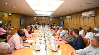 محافظ قنا يشارك في جلسة حوار مجتمعي حول المشروع المتكامل للتنمية العمرانية