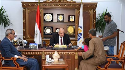 بحضور وكيل وزارة التضامن .. محافظ قنا يستقبل 40 مواطن بمكتبه لبحث شكواهم