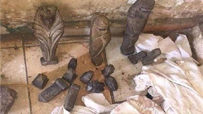 جمارك مطار القاهرة تحبط محاولة تهريب قطعتين أثريتين