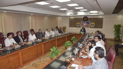 إعانات مالية وعينية بقيمه 4,725 مليون جنية خلال إجتماع خدمة المواطنين بمطروح