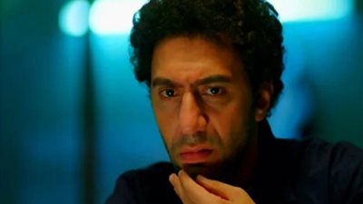 محمد سلام يحتفل بأول مولودة في زمن 