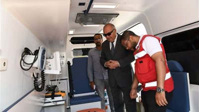 محافظ قنا يتابع استلام 11 سيارة إسعاف جديدة ضمن مبادرة حياة كريمة