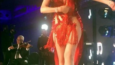 خوفًا من كورونا.. الراقصة دينا تغير نشاطها (فيديو)