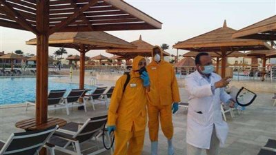 بالصور.. بدء تطهير وتعقيم الفنادق والنوادي الصحية في شرم الشيخ والجونة