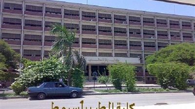 توزيع امتحان يتضمن إجابة سؤال لطلاب الفرقة الثانية بطب أسيوط