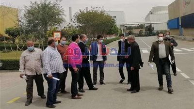 محافظ بني سويف يتابع الإجراءات الوقائية المنفذة بالمصانع لمواجهة كورونا