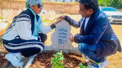 الشاب خالد بسبب عزاء والدته.. يوجه رسالة لمتابعيه 